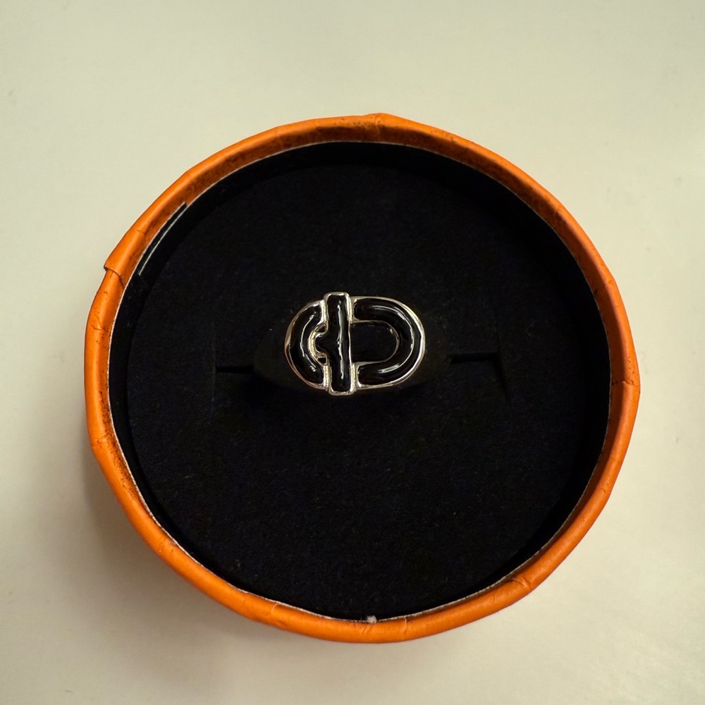 Tous manifesto ring